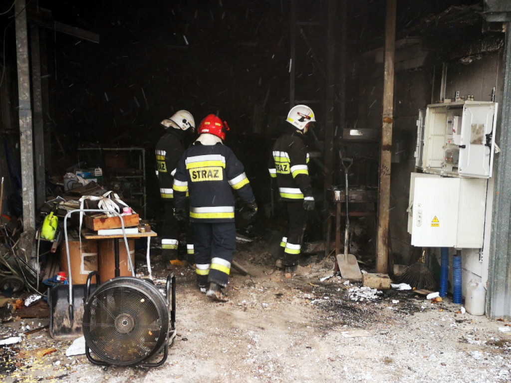 Pożar hali przy ul. Bytomskiej. Palił się sufit i część wnętrza