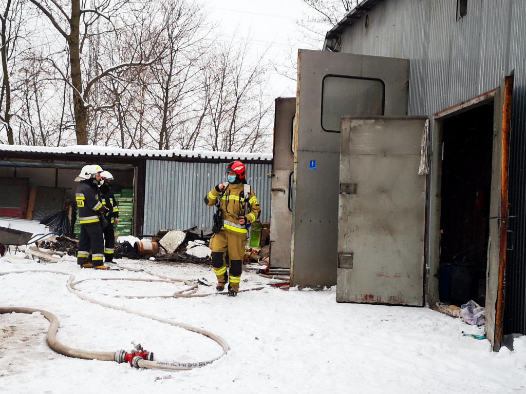 Pożar hali przy ul. Bytomskiej. Palił się sufit i część wnętrza