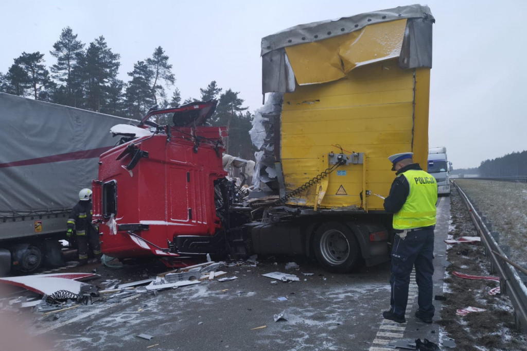 Zderzenie dwóch tirów na autostradzie A1