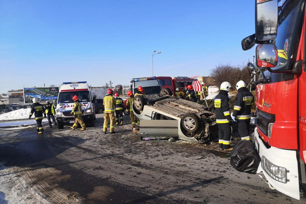 Dachowanie na rondzie. Kierowca był pijany