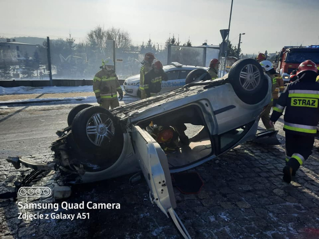 Dachowanie na rondzie. Kierowca był pijany
