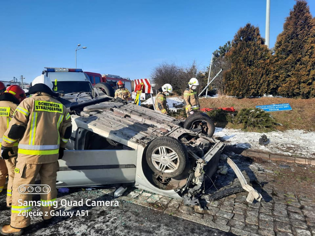 Dachowanie na rondzie. Kierowca był pijany