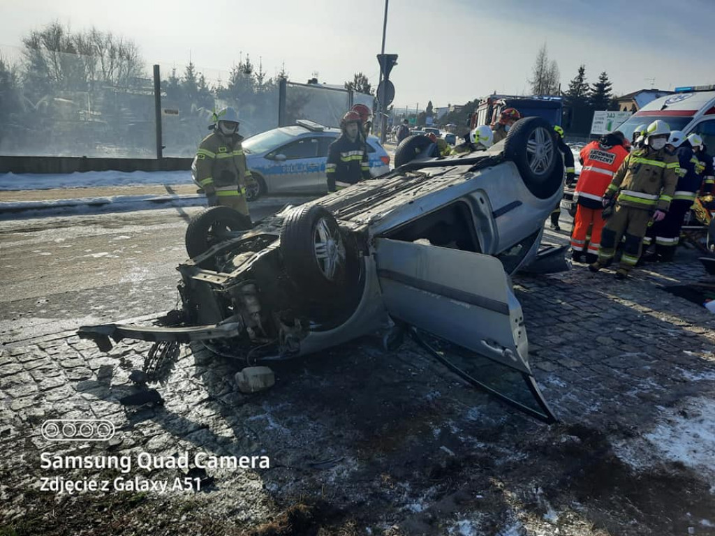 Dachowanie na rondzie. Kierowca był pijany
