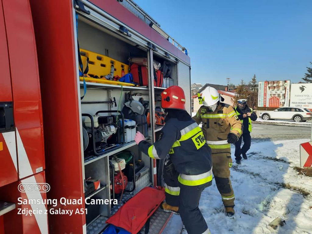 Dachowanie na rondzie. Kierowca był pijany