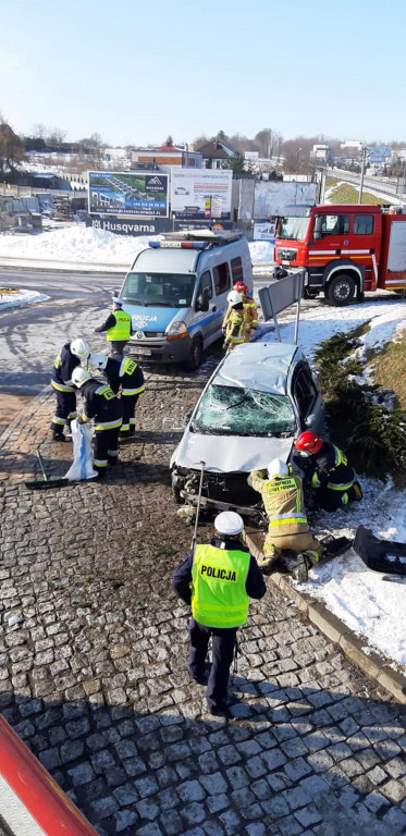Dachowanie na rondzie. Kierowca był pijany