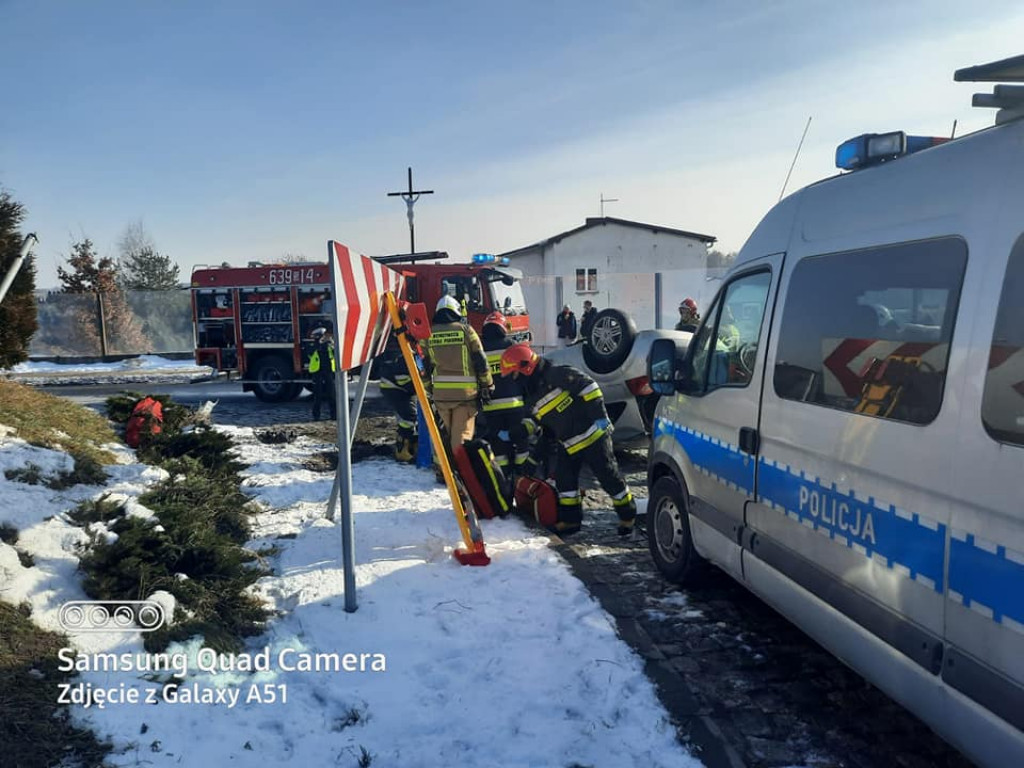 Dachowanie na rondzie. Kierowca był pijany