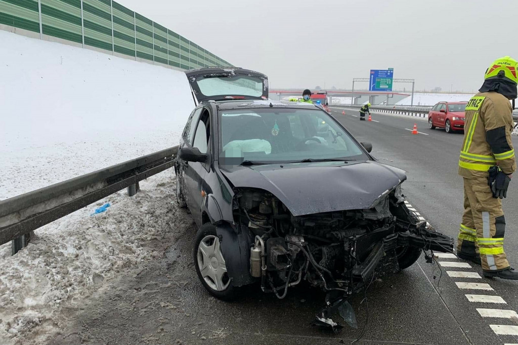 Na A1 samochód uderzył w bariery energochłonne