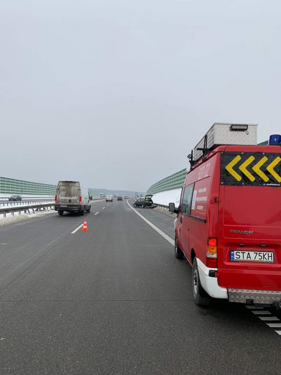 Na A1 samochód uderzył w bariery energochłonne