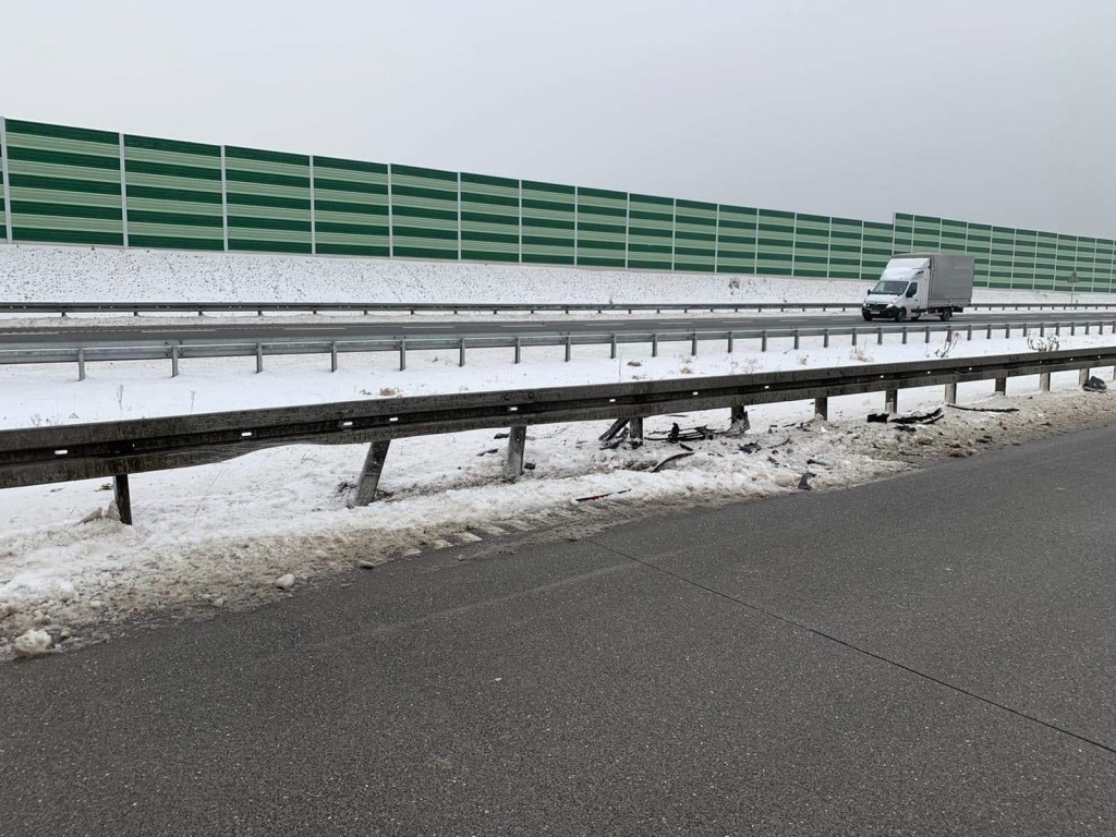 Na A1 samochód uderzył w bariery energochłonne