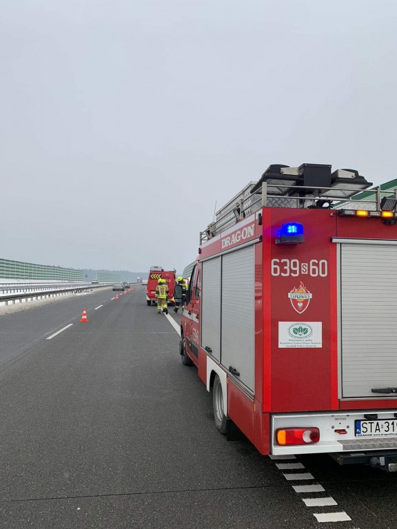 Na A1 samochód uderzył w bariery energochłonne