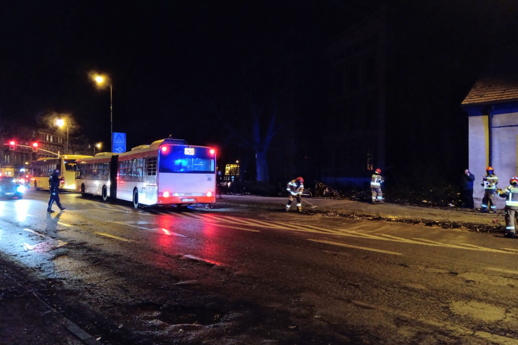 Drzewo przewróciło się na ul. Piłsudskiego