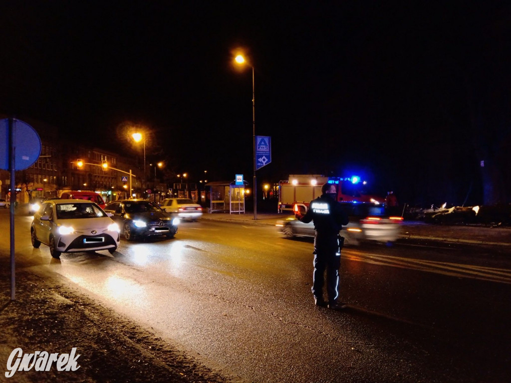 Drzewo przewróciło się na ul. Piłsudskiego