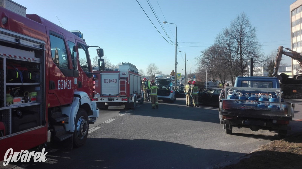 Ulica Zagórska. Lexus kontra dostawczy wiozący butle z gazem