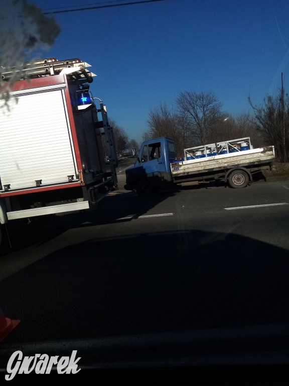 Ulica Zagórska. Lexus kontra dostawczy wiozący butle z gazem