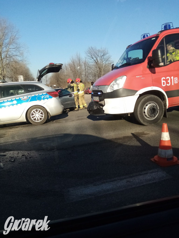 Ulica Zagórska. Lexus kontra dostawczy wiozący butle z gazem