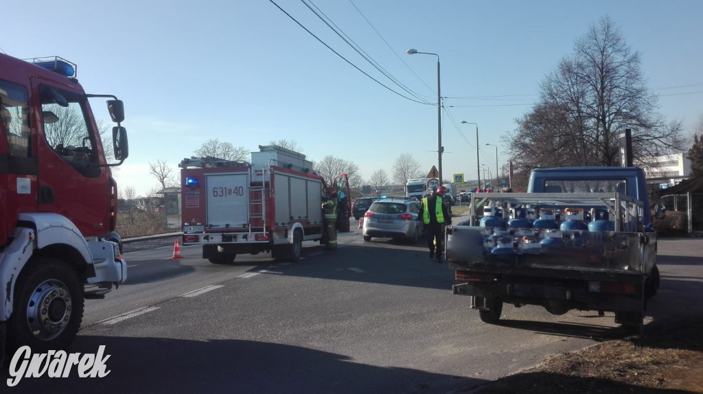 Ulica Zagórska. Lexus kontra dostawczy wiozący butle z gazem