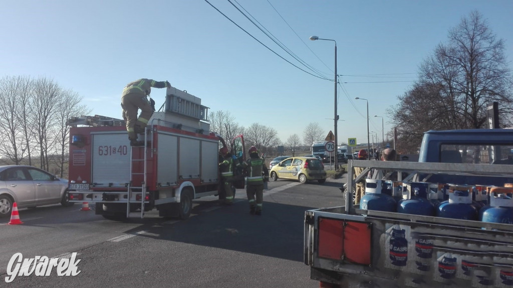 Ulica Zagórska. Lexus kontra dostawczy wiozący butle z gazem