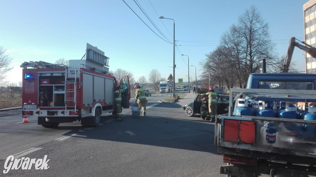Ulica Zagórska. Lexus kontra dostawczy wiozący butle z gazem