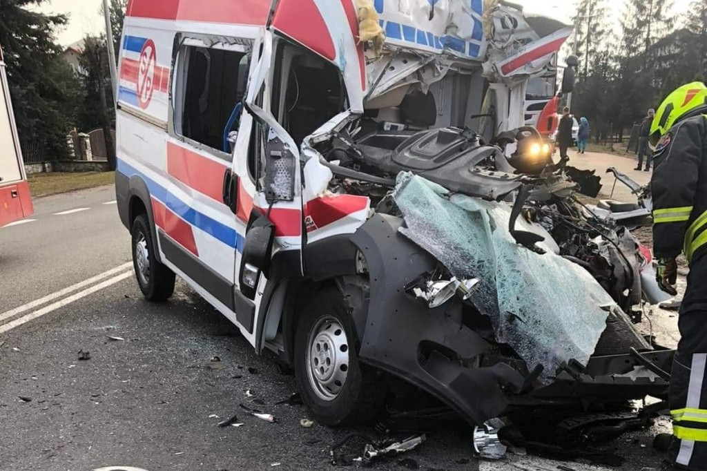 Zderzenie karetki z tirem. Zginął młody ratownik