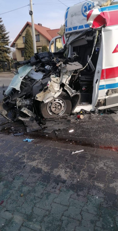 Zderzenie karetki z tirem. Zginął młody ratownik