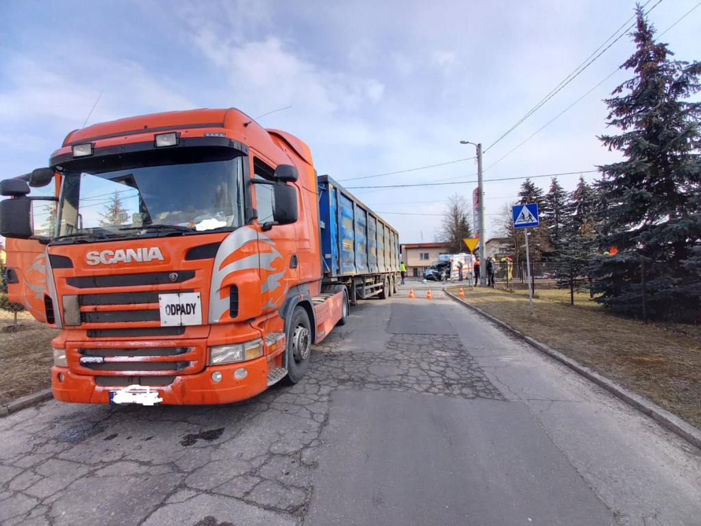 Zderzenie karetki z tirem. Zginął młody ratownik