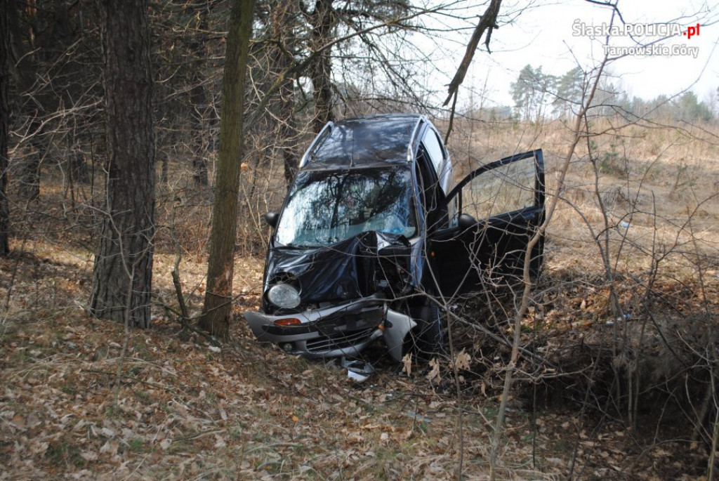 Weekend na drogach. Dachowanie, samochód w rowie i zderzenie
