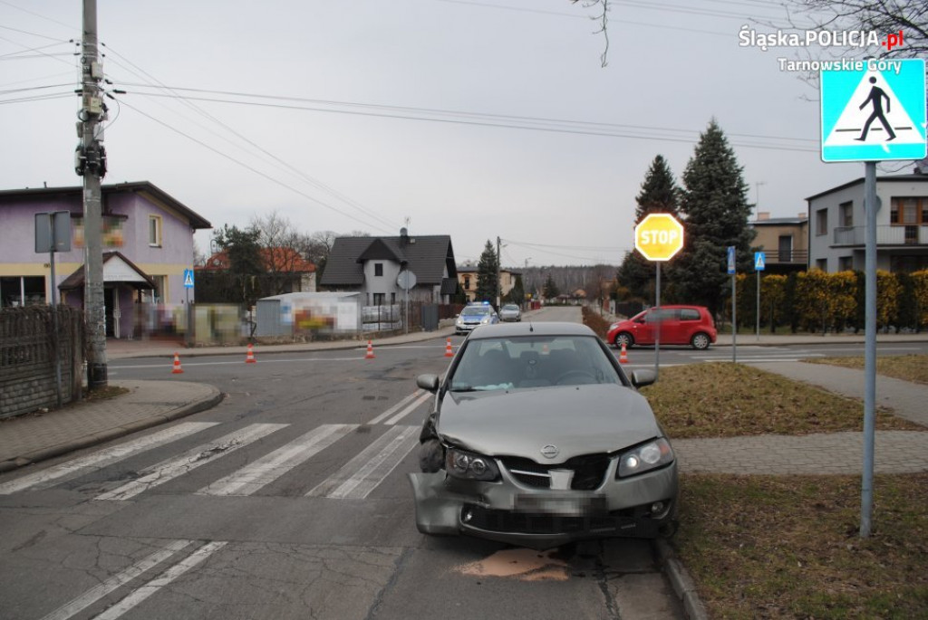 Weekend na drogach. Dachowanie, samochód w rowie i zderzenie
