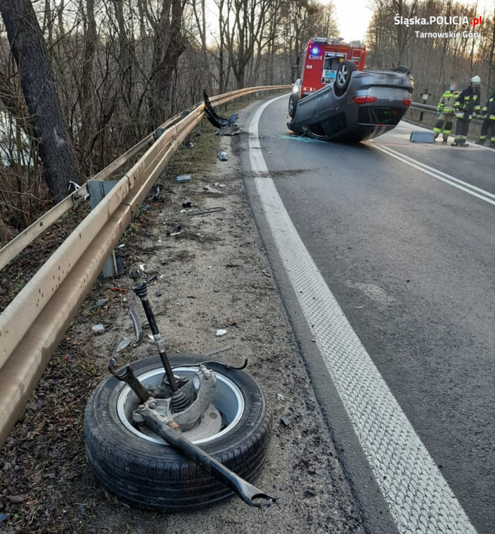 Weekend na drogach. Dachowanie, samochód w rowie i zderzenie