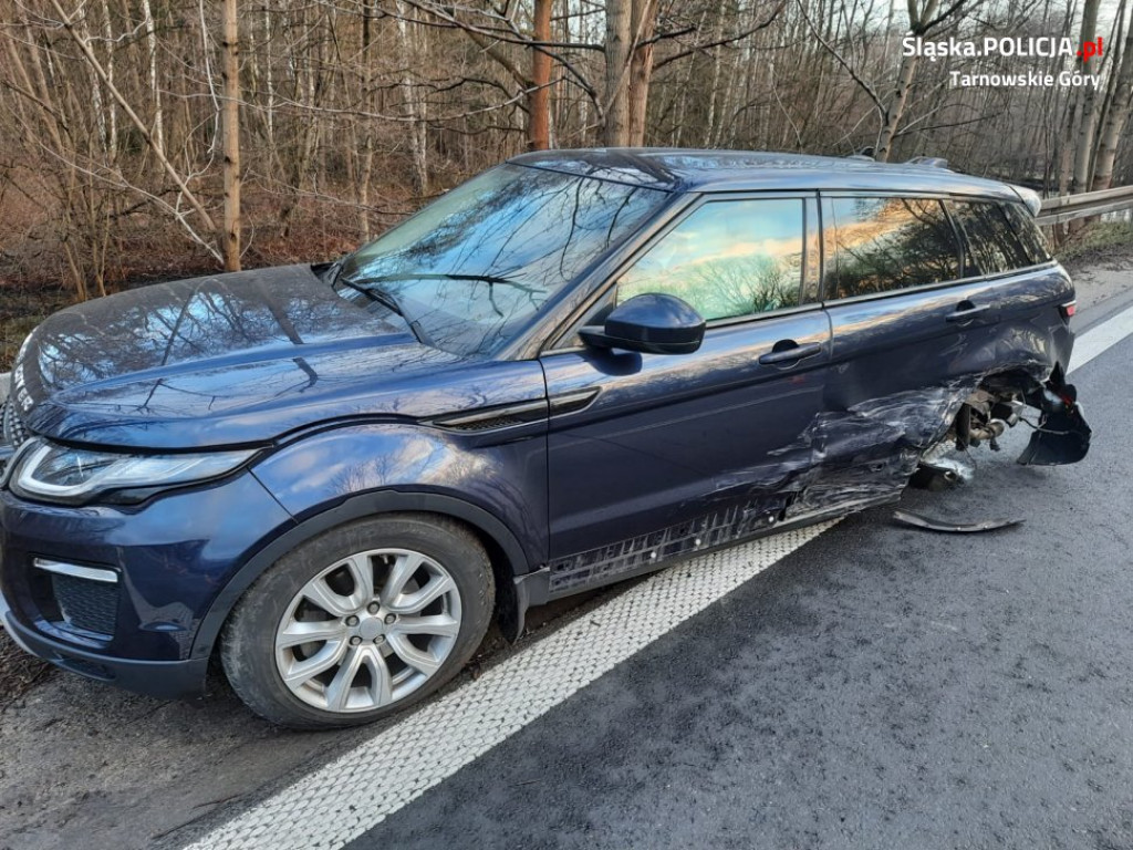 Weekend na drogach. Dachowanie, samochód w rowie i zderzenie