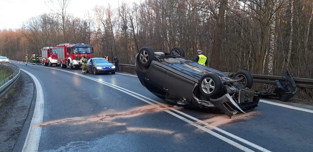 Weekend na drogach. Dachowanie, samochód w rowie i zderzenie