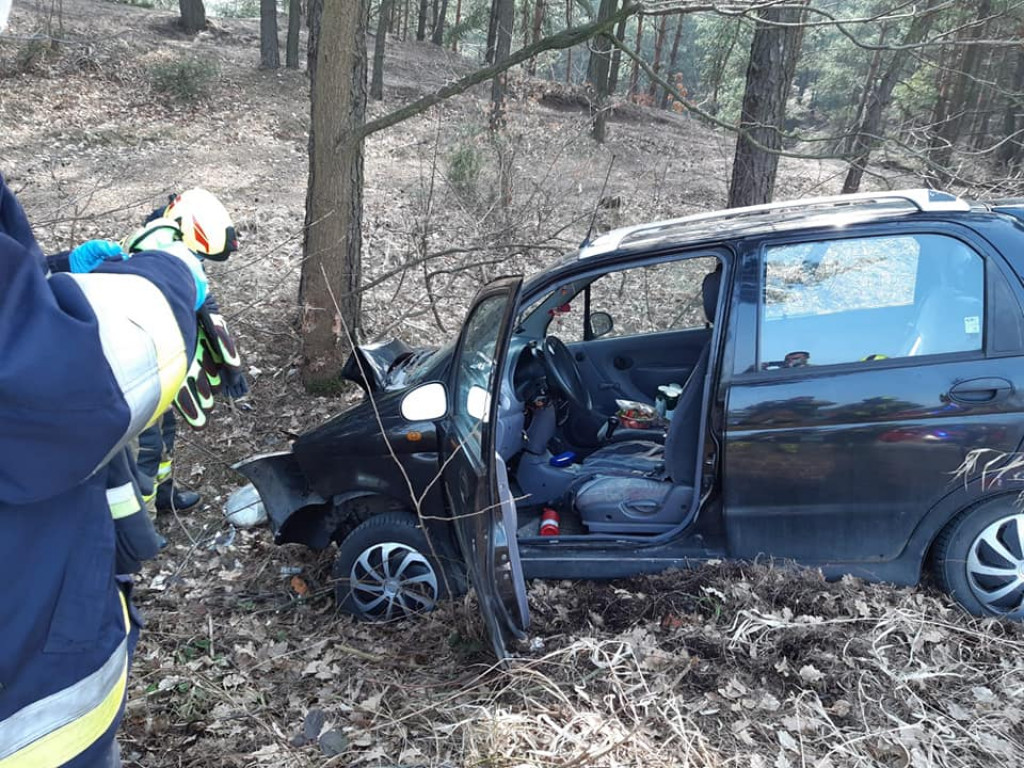 Weekend na drogach. Dachowanie, samochód w rowie i zderzenie