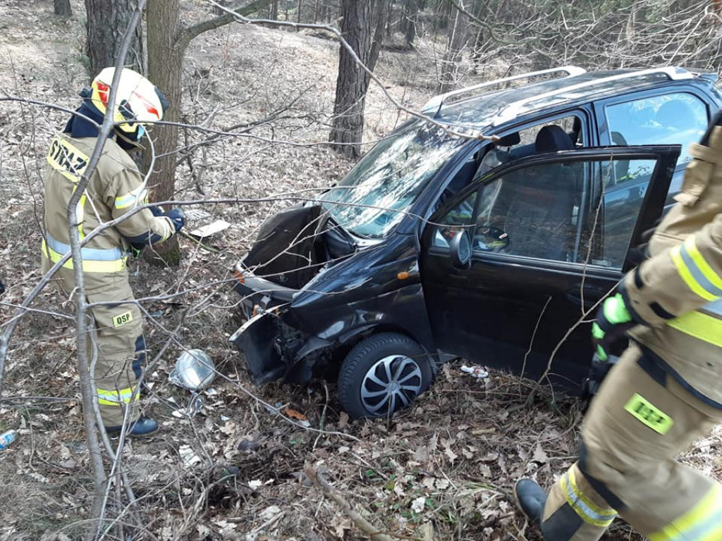 Weekend na drogach. Dachowanie, samochód w rowie i zderzenie