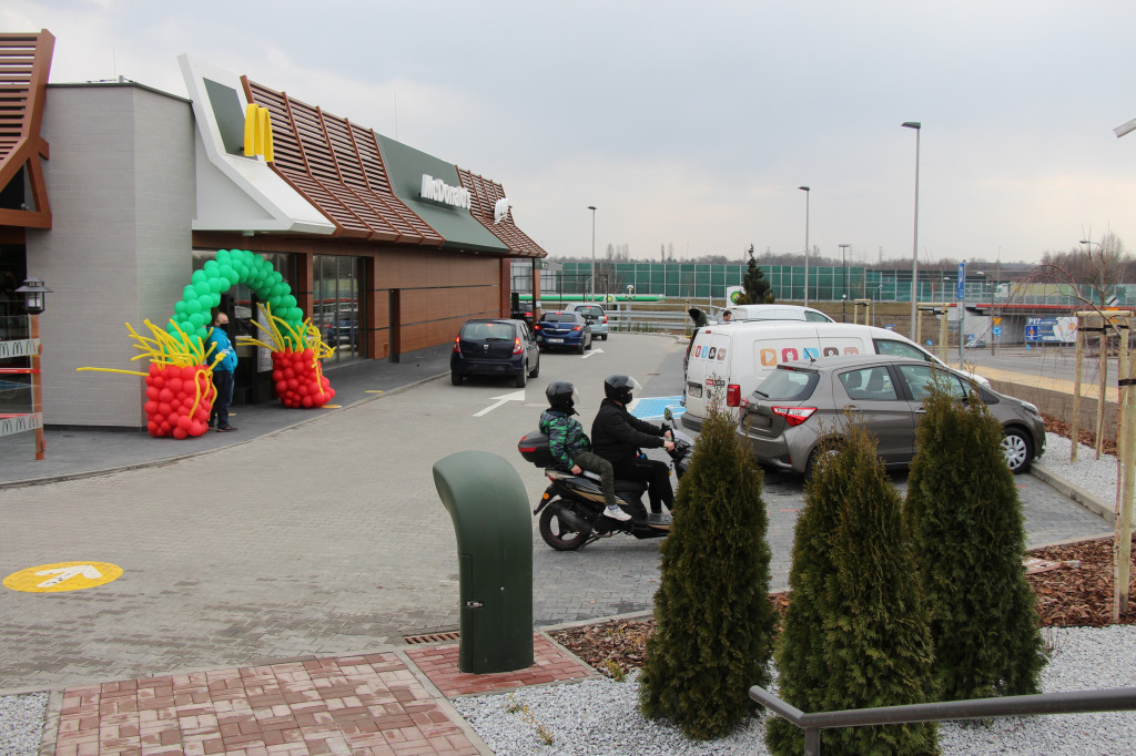 Nowy McDonald's już otwarty. Obok rośnie Vendo Park z Biedronką