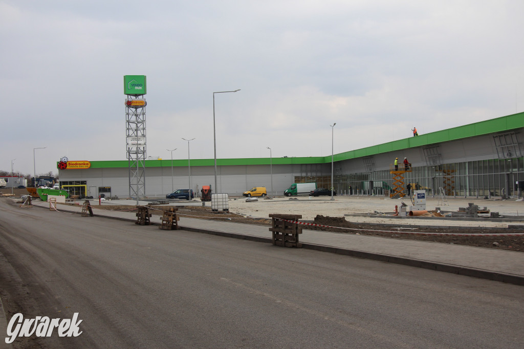 Nowy McDonald's już otwarty. Obok rośnie Vendo Park z Biedronką