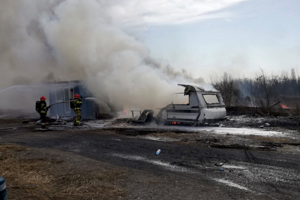 Jedna ulica, dużo pożarów. Paliły się opony, spłonęła przyczepa