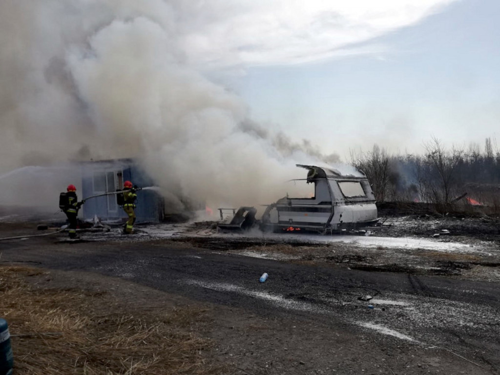 Jedna ulica, dużo pożarów. Paliły się opony, spłonęła przyczepa