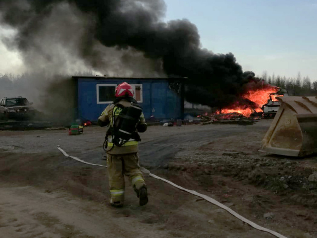 Jedna ulica, dużo pożarów. Paliły się opony, spłonęła przyczepa