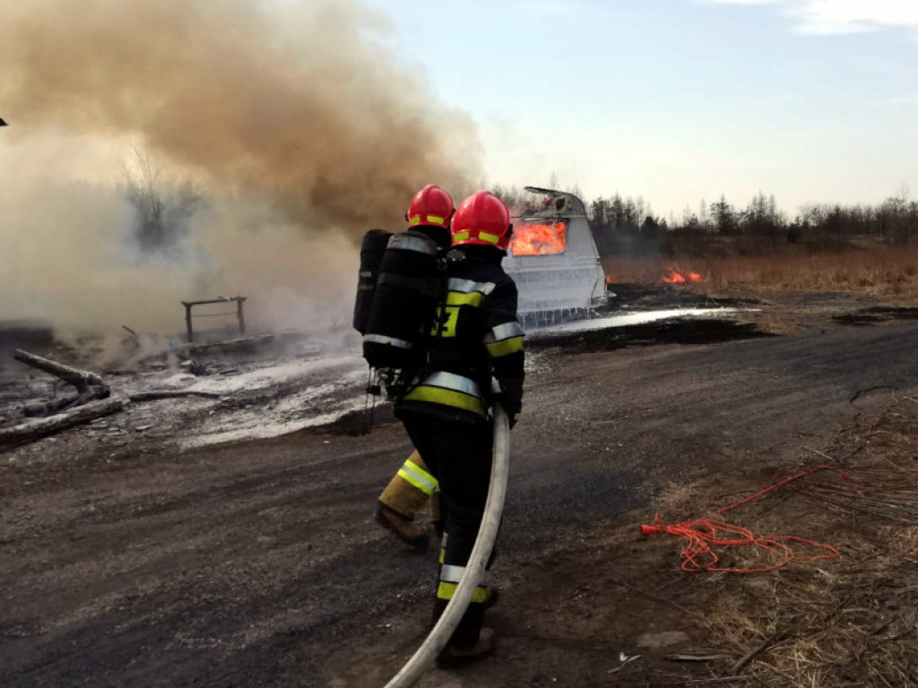 Jedna ulica, dużo pożarów. Paliły się opony, spłonęła przyczepa