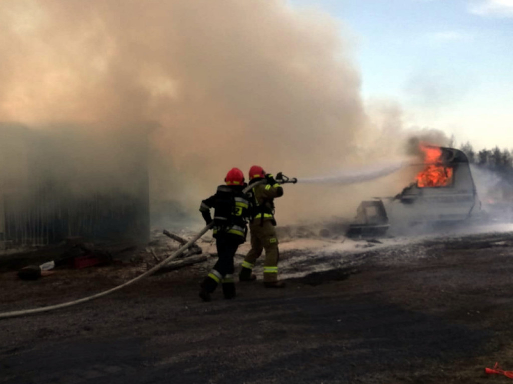 Jedna ulica, dużo pożarów. Paliły się opony, spłonęła przyczepa
