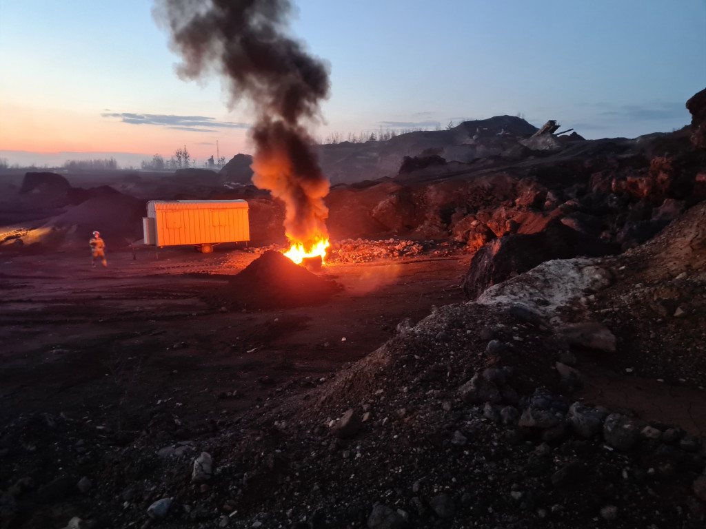 Jedna ulica, dużo pożarów. Paliły się opony, spłonęła przyczepa