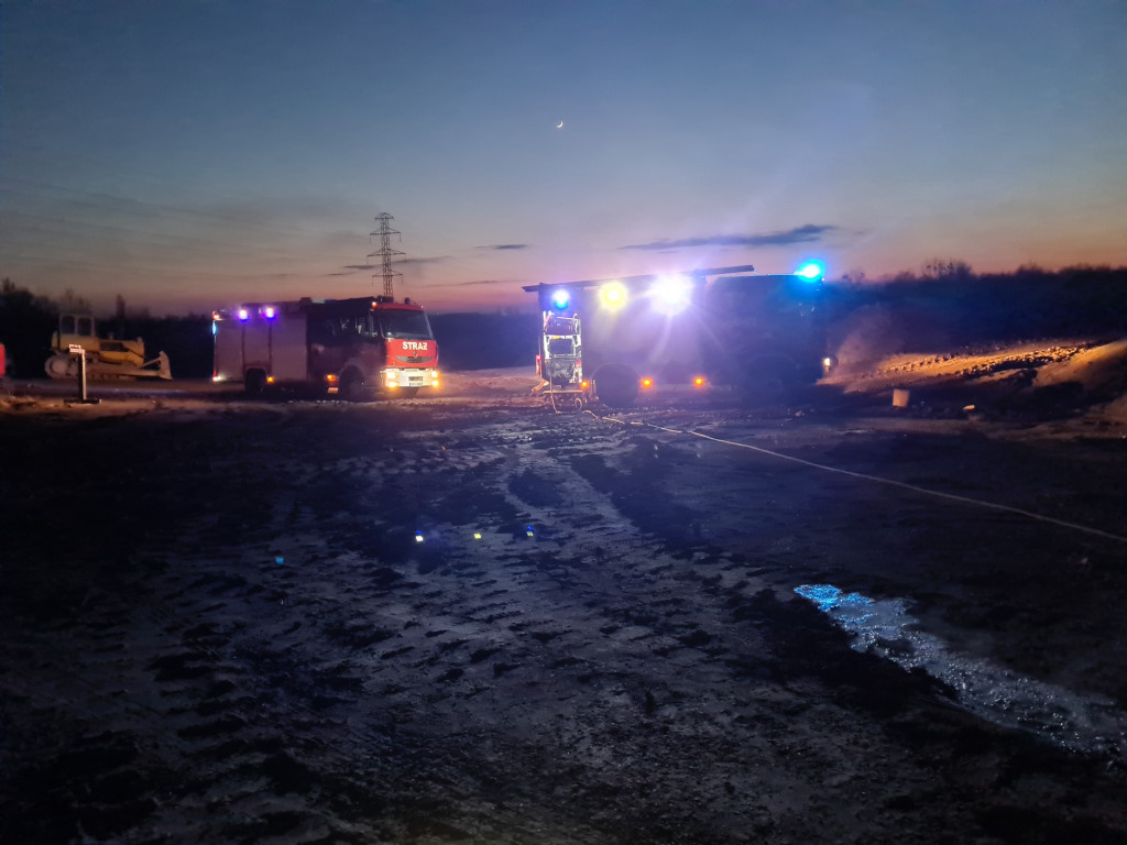 Jedna ulica, dużo pożarów. Paliły się opony, spłonęła przyczepa