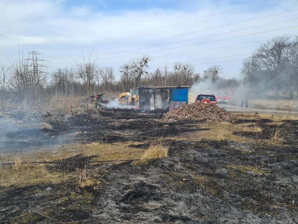 Jedna ulica, dużo pożarów. Paliły się opony, spłonęła przyczepa