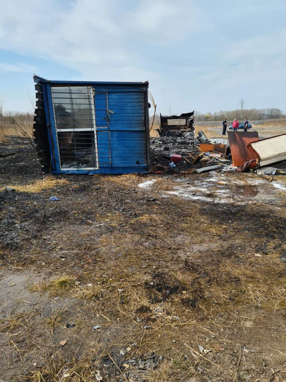 Jedna ulica, dużo pożarów. Paliły się opony, spłonęła przyczepa