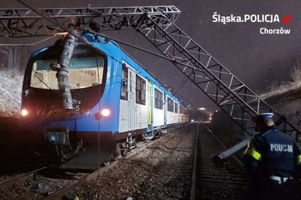 Słup przerwócił się na pociąg. Ewakuowano pasażerów