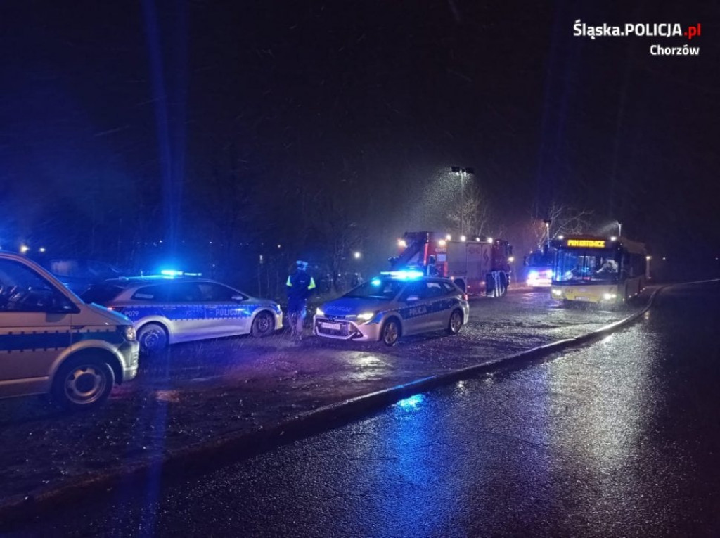 Słup przerwócił się na pociąg. Ewakuowano pasażerów