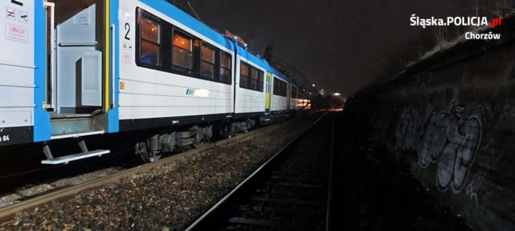 Słup przerwócił się na pociąg. Ewakuowano pasażerów