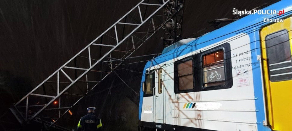 Słup przerwócił się na pociąg. Ewakuowano pasażerów