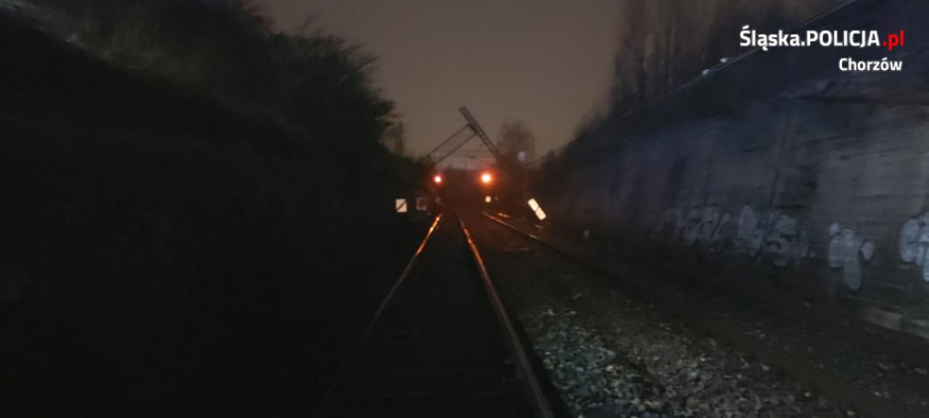 Słup przerwócił się na pociąg. Ewakuowano pasażerów