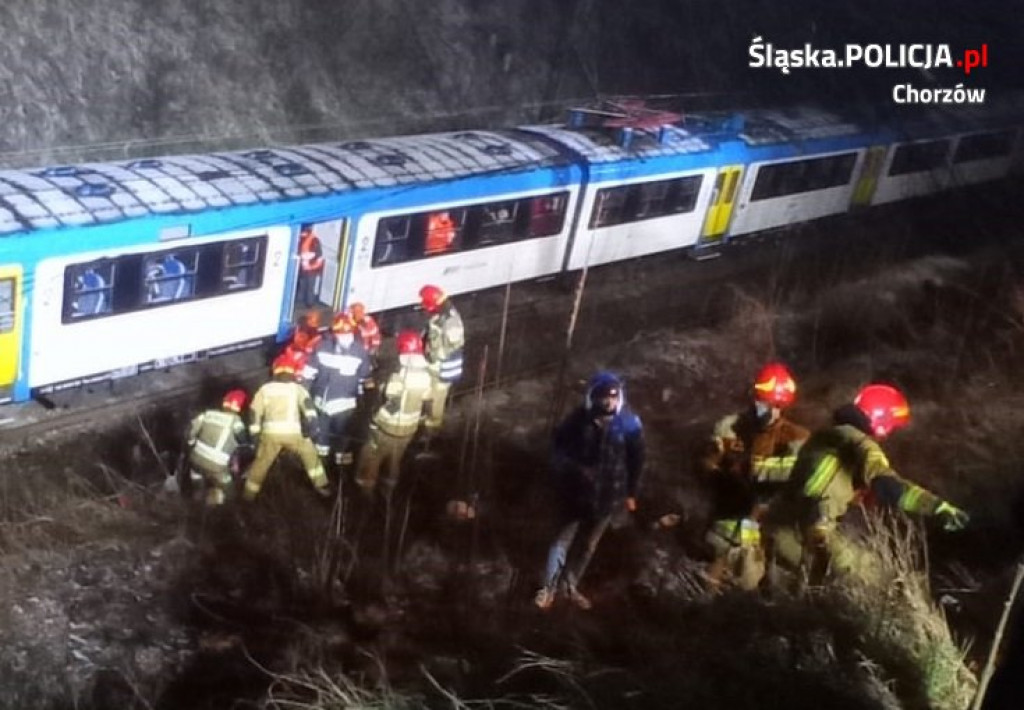 Słup przerwócił się na pociąg. Ewakuowano pasażerów