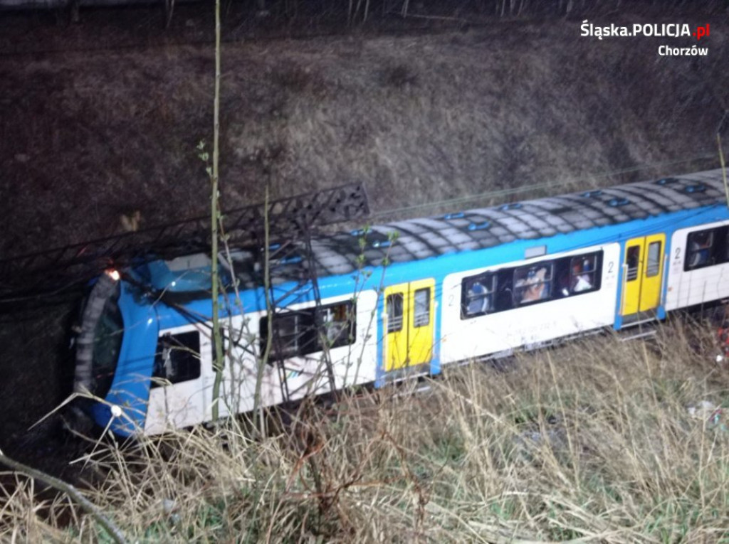 Słup przerwócił się na pociąg. Ewakuowano pasażerów